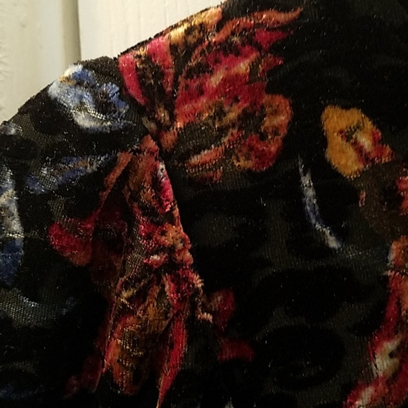 MONTEAU Velvet  Burnout Floral Top NWT - Picture 3 of 8